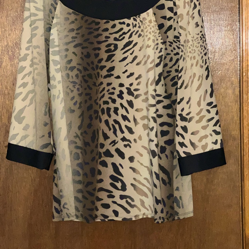 Women nice top size medium with 3 quarter length sleeves